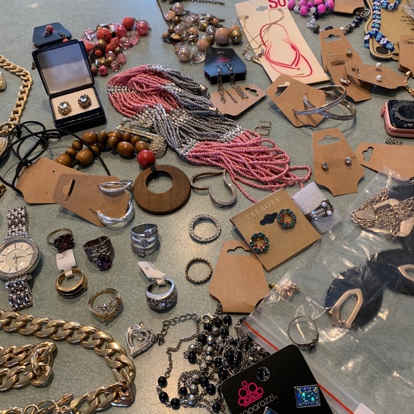 Assorted Jewelry Collection - Picture 4 of 13